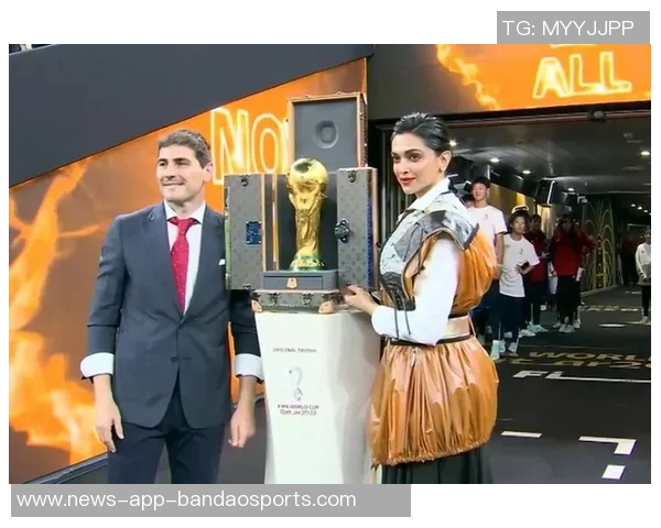 卡西与足球传奇同框出席世界杯抽签活动引发热议 卡西与足球传奇同框出席世界杯抽签活动引发热议